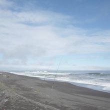 海岸沿いには、釣り人やキャンパー達がちらほら。