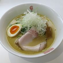 クリーミーなスープに、チャーシューというよりローストポーク