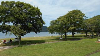 琵琶湖の東岸の静かな水泳場
