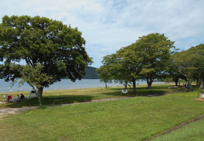 琵琶湖の東岸の静かな水泳場