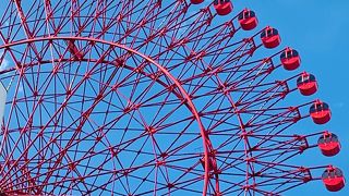 赤い観覧車 と 赤いクジラ