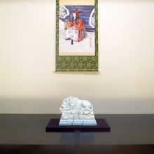 陶製獅子像と徳川昭武肖像画