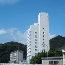 松崎海水浴場に面して大きなホテル、旅館がいくつかあります。