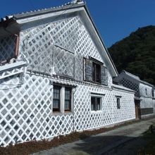 なまこ壁の建物が続いています。