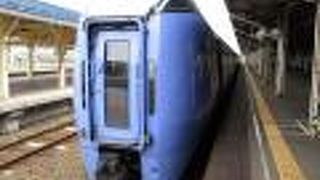 広大な自然を走行する特急