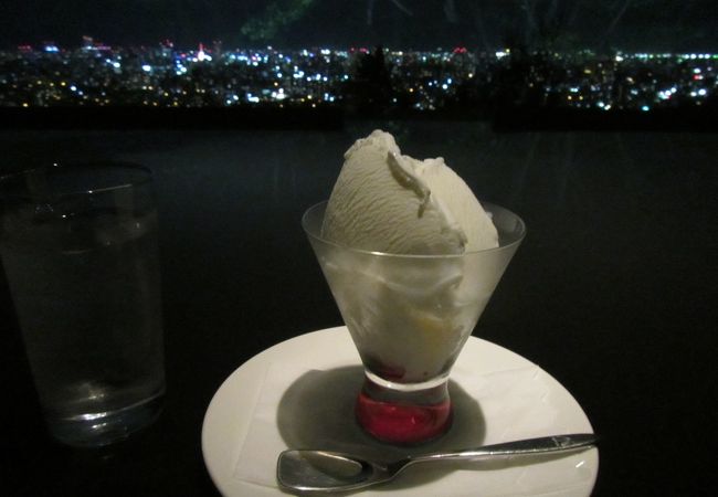 札幌市内の夜景が見渡せるおシャレな展望室カフェ