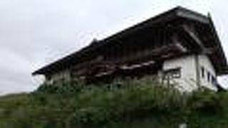 山の上に建つ鰊御殿