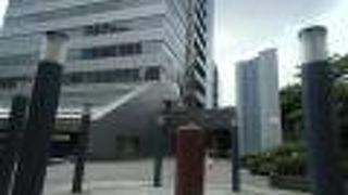 入口にオブジェ、道や広場には愛称がつけられています