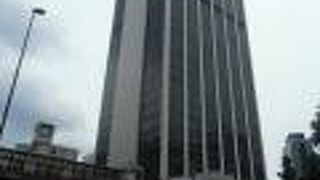 青山通りと六本木通りが交差する角にあるのでクロスタワー