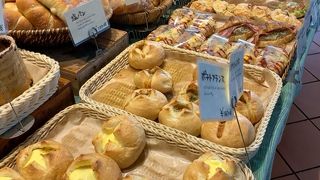 福井市内の人気のパン屋さん。　駐車場も広くて便利でした。