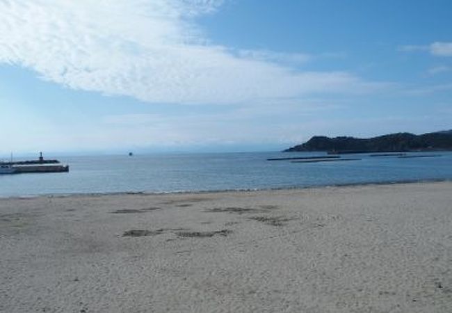 入り組んだ海岸と透明度の高い海が続く