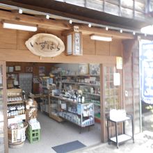 木曽のワインや地酒などがそろっています。