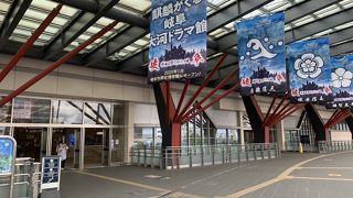 名鉄岐阜駅には直結しておらず、5～6分歩きます