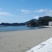 松崎の町に面した長い砂浜