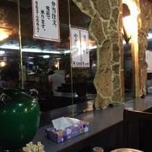 不思議な店内の内装です