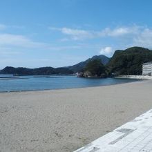 きれいな砂浜の松崎海岸。