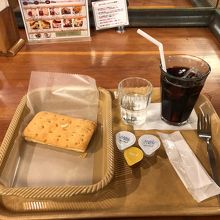 クッキーパンとアイスコーヒー、418円！