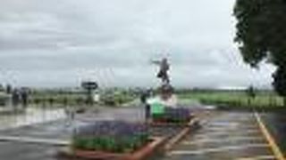 　札幌ドームをちょうどバックに立っている。