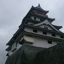 お城の上から玄界灘を臨むことができます