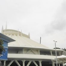 夜は様々な色にライトアップされて、きれいです