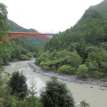 蛇行する川筋の景観は興味満載