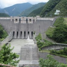 大井川の水量を調節する大きなダムで公園には遊戯施設もあります