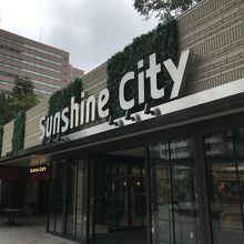 地上階のエントランス