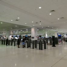 Hカウンターの様子、自動チェックイン機が並びます