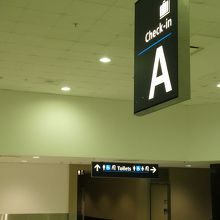 Aカウンター奥のトイレはシャワー室有り