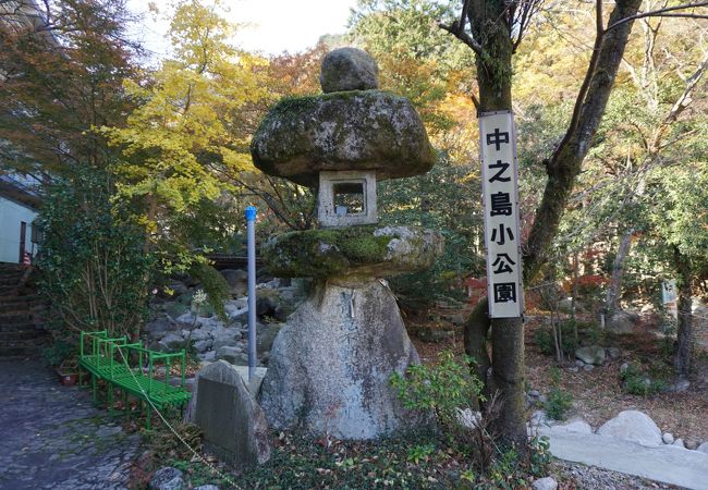 三滝川の渓流に沿って