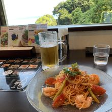 本日の冷製パスタ1600円、生ビール690円