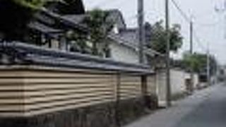 9つのお寺がみんな同じ方を向きズラリと横並びに