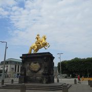 金色の騎馬像のある広場