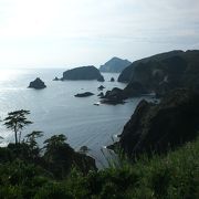 岩場の海岸が続く