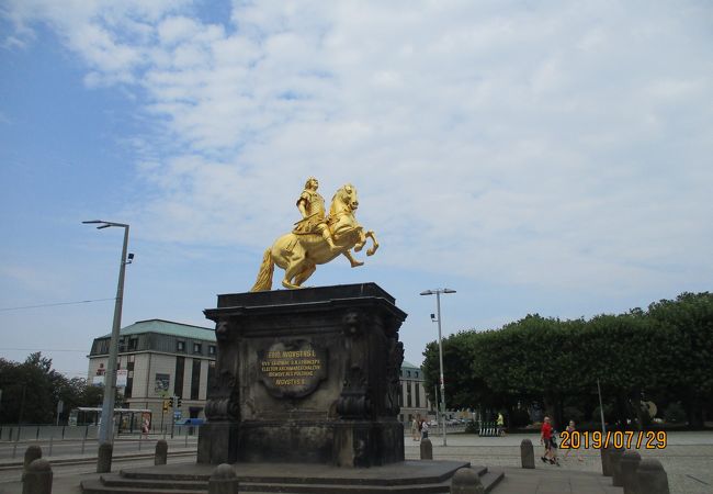 金色の騎馬像のある広場