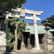 北鎌倉駅の裏山に建つ神社