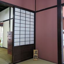 玄関右手が表、左手の奥はむしろ敷き、