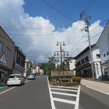 建物前のヒマラヤ大通りです