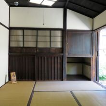 居間、質素ですねぇ