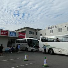 バスの後ろが入り口。