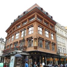 2階の窓の上にもカフェの名前が表示されてました