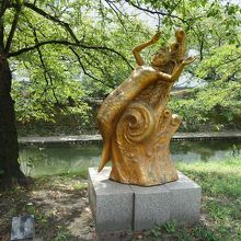 川沿いに展示された彫刻