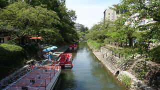 川沿いに桜並木と彫刻