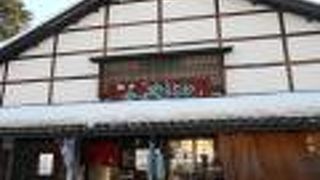 昔ながらの数寄屋風造りの駅舎