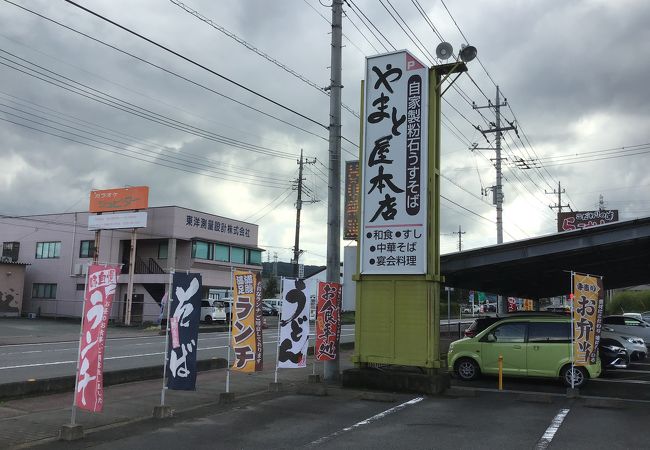 ランチタイムはお安く食事もできる。