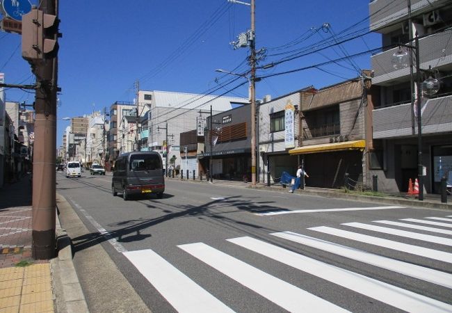 地元の商店街です