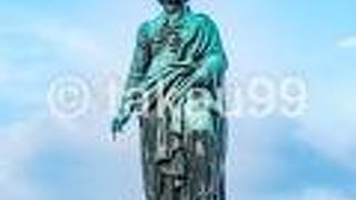 世界遺産「ザルツブルク市街の歴史地区」の構成資産であるモーツァルト広場の中央に立っています。