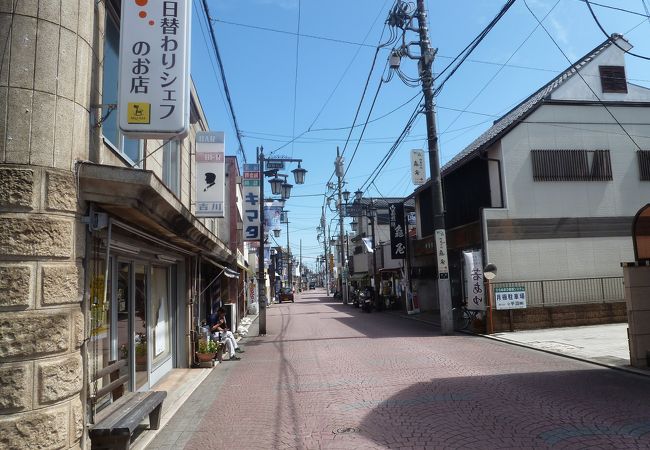 観音寺から鰻屋畑屋の前にある店蔵絹甚に寄って飯能銀座通りを東に行く