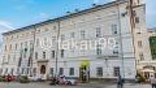 世界遺産「ザルツブルク市街の歴史地区」の構成資産であるモーツァルト広場に面して建っています。