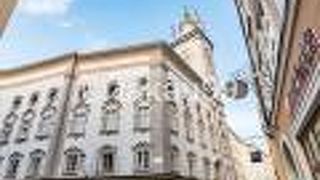 時計塔のある歴史的建造物です。